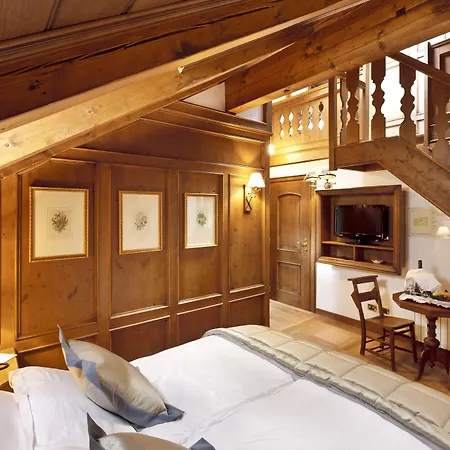 安布拉科尔蒂纳豪华时尚酒店 4*