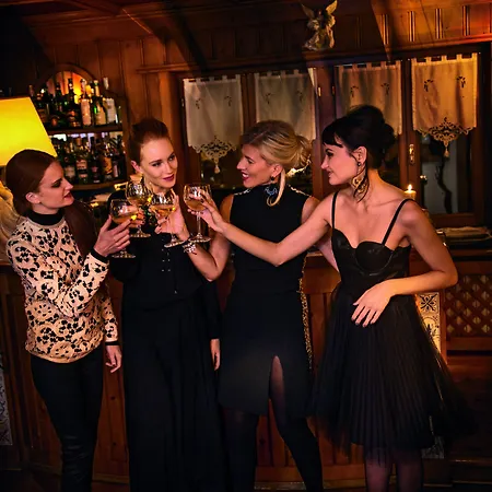 安布拉科尔蒂纳豪华时尚酒店 4*